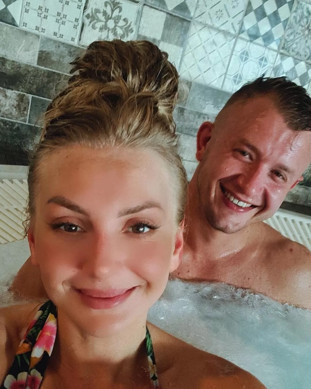Dawid Narożny w jacuzzi z żoną. Tak gwiazdor disco polo odreagowuje przykrą sytuację podpalenia swojej podobizny?!
